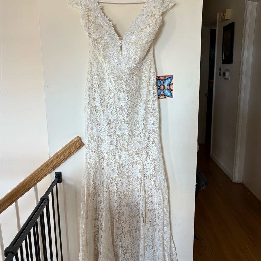 NWT!!! Lulus Wedding Dress- L 😍